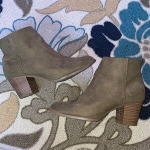 Used women’s booties with a small heel. Size 8